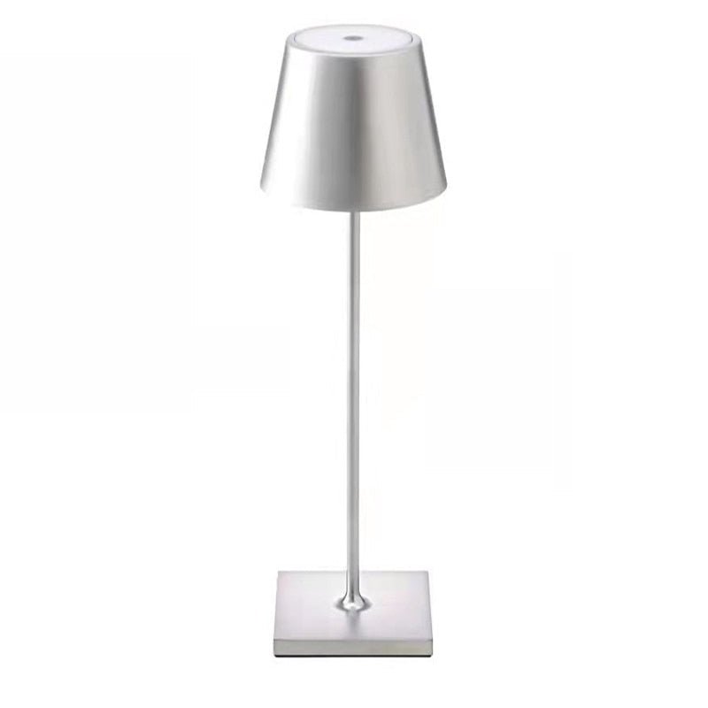 GlowEase draadloze tafellamp in zilver, met een strak en modern ontwerp, ideaal voor een verfijnde en stijlvolle uitstraling.