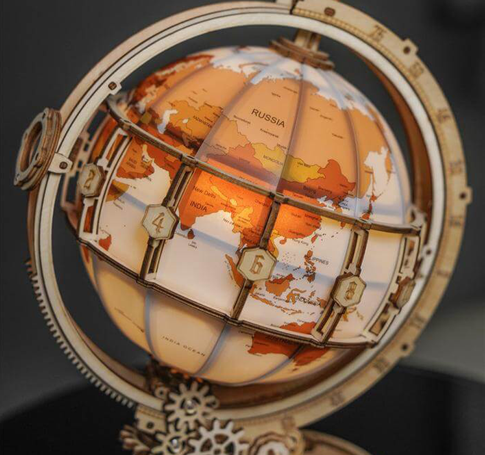 Close-up van de Gloware Globus Luminous met een prachtig verlichte wereldkaart en gedetailleerde steampunk elementen.