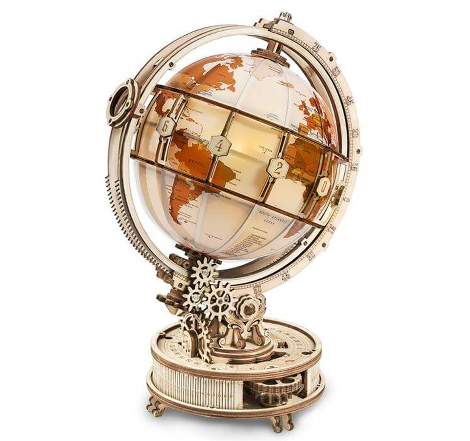 De Gloware Globus Luminous is een steampunk-geïnspireerde wereldbol met verlichte details en een gedetailleerd houten mechanisme, wat een warme en inspirerende sfeer creëert.