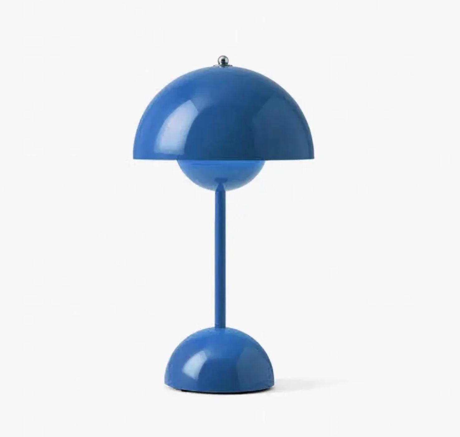 Een dimmbare tafellamp van Glowspark in een levendige blauwe kleur. De lamp heeft een moderne, minimalistische uitstraling met een bolvormige kap en een slanke standaard, uitgerust met slimme technologie voor energie-efficiëntie en gebruiksgemak.