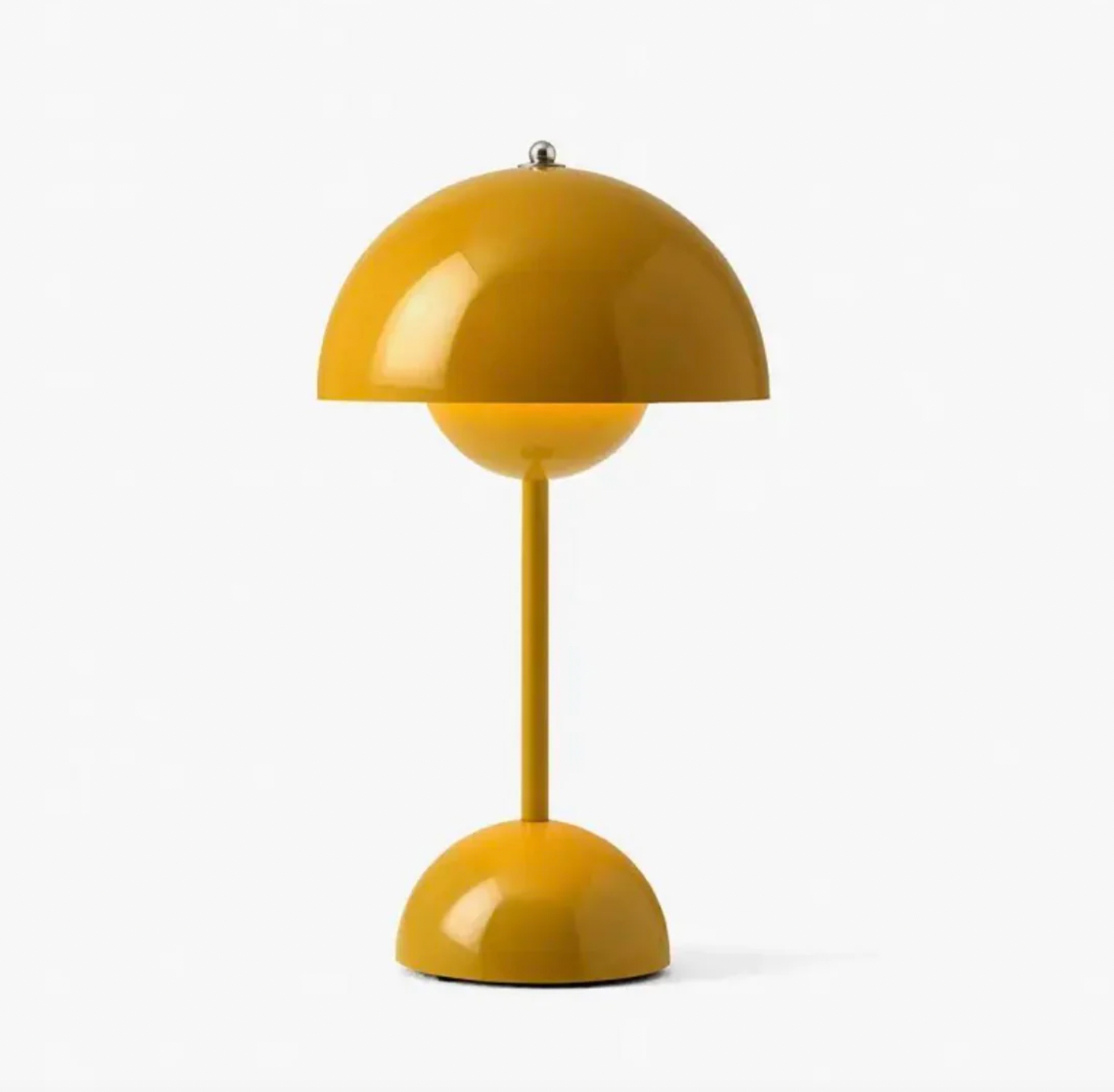 Een dimmbare tafellamp van Glowspark in zonnig geel, met een halfronde kap en een slanke, minimalistische standaard. Deze lamp maakt gebruik van slimme technologie voor energie-efficiëntie en een moderne uitstraling in elke ruimte.