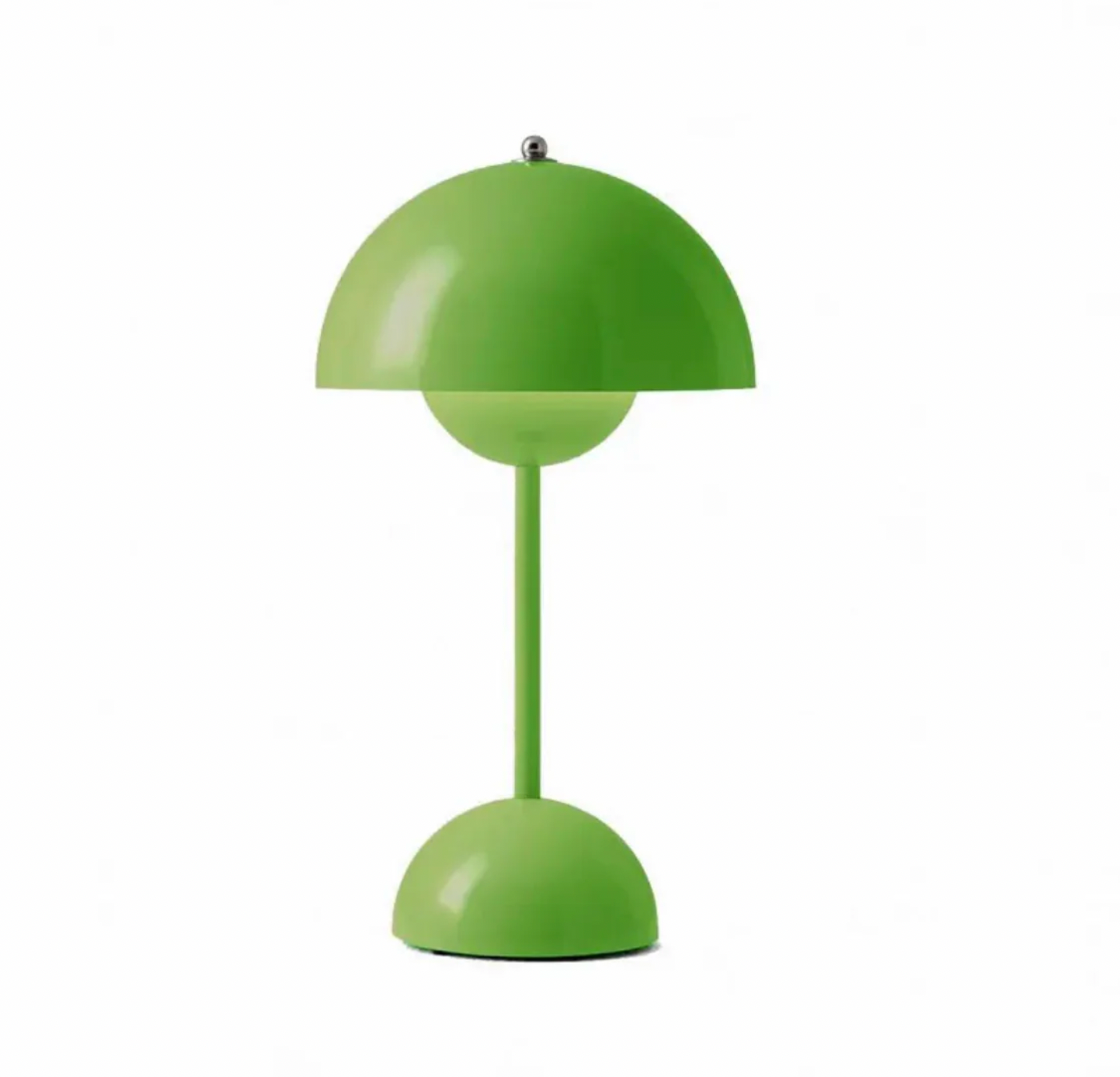 Een dimmbare tafellamp van Glowspark in levendig groen, met een halfronde kap en een minimalistische standaard. Deze moderne lamp is ontworpen met slimme technologie voor energie-efficiëntie en past perfect in een eigentijdse inrichting.