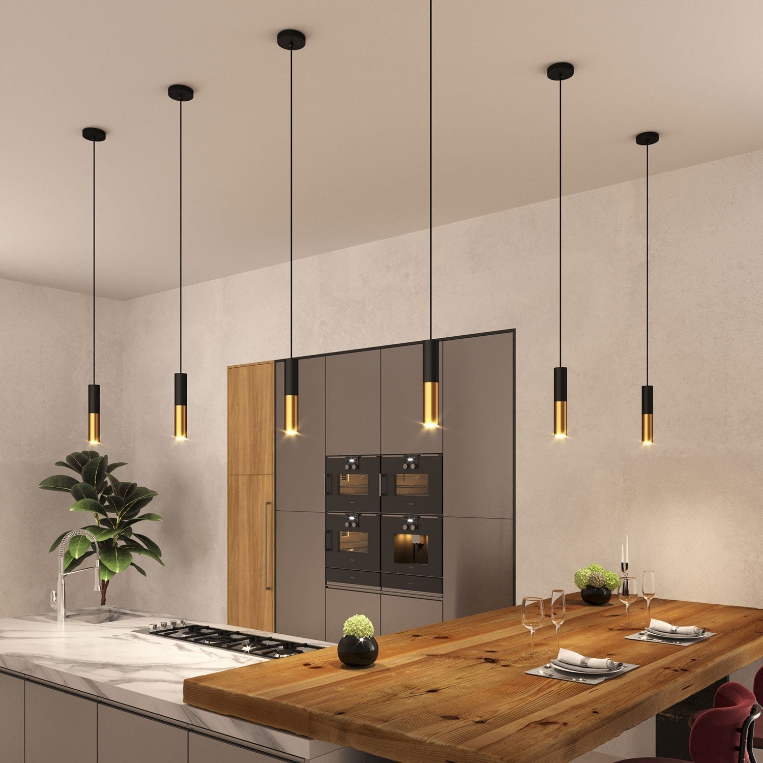 Een set van vijf stijlvolle zwarte en gouden pendellampen, elegant opgehangen boven een eettafel in een moderne keuken. De lampen stralen een zachte, warme gloed uit en creëren een verfijnde sfeer in het interieur, ideaal voor een eigentijdse keukeninrichting.