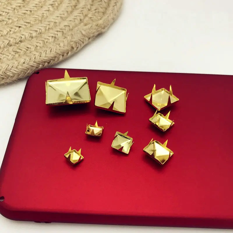 Gouden Piramideklauwen voor Lederambachten - Luxe Accessoires voor je Handwerk!