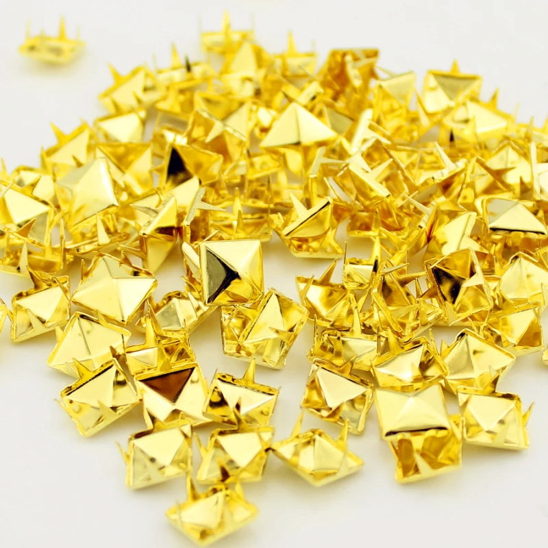 Gouden Piramideklauwen voor Lederambachten - Luxe Accessoires voor je Handwerk!