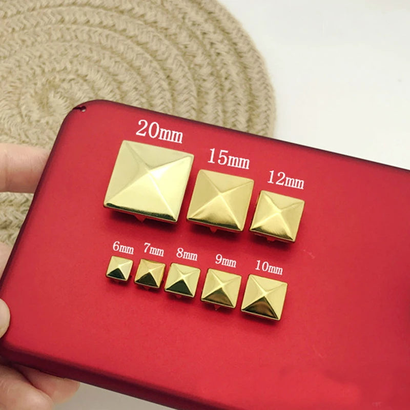 Gouden Piramideklauwen voor Lederambachten - Luxe Accessoires voor je Handwerk!