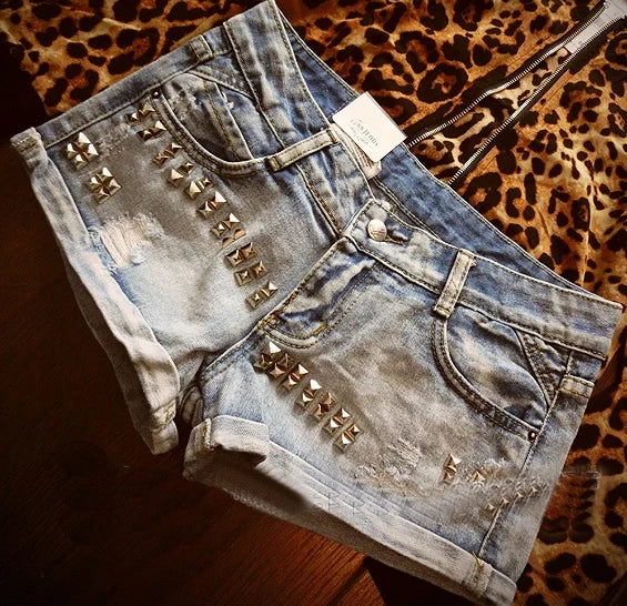 Gouden Piramideklauwen voor Lederambachten - Luxe Accessoires voor je Handwerk!