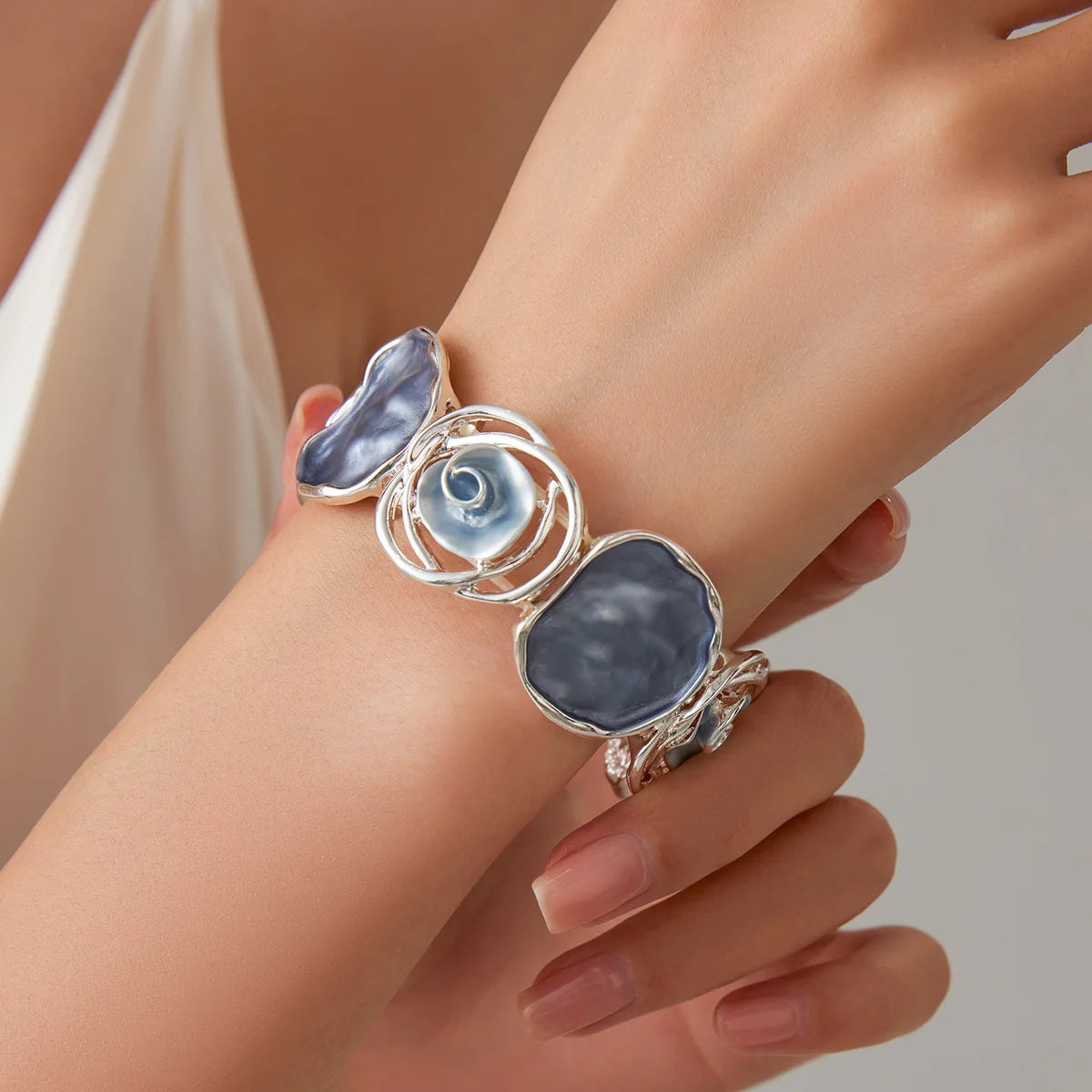 Betoverende Blauwe Roos Elastische Armband van Bloesempracht