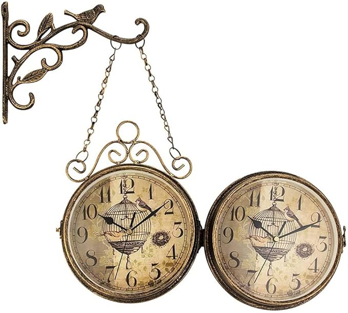 Harmore dubbele wandklok met een vintage design, hangend aan een decoratieve metalen beugel met sierlijke vogel- en bladdetails. De klokken zijn aan beide zijden van de houder geplaatst en voorzien van een klassiek klokplaat met vogelkooi- en vogelmotief. Perfect voor een elegante en nostalgische uitstraling in huis, café of hal.