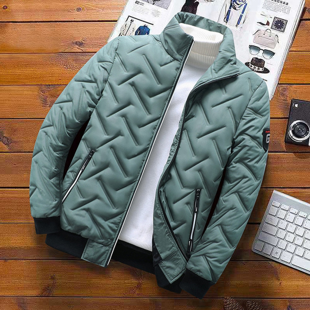 Harris Bomber Winterjas in groen, vooraanzicht. Deze moderne gewatteerde jas biedt stijl en warmte, perfect voor heren tijdens koude seizoenen. Afgewerkt met ritszakken en een trendy bomberontwerp.