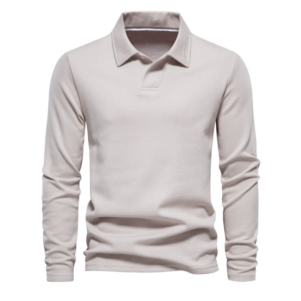 Afbeelding van de Harron sweatshirt in een elegante lichtbeige kleur. Dit casual sweatshirt heeft lange mouwen en een klassieke polokraag zonder knopen, wat zorgt voor een minimalistische en stijlvolle uitstraling. Het zachte, comfortabele materiaal maakt het ideaal voor dagelijks gebruik en ontspannen gelegenheden.