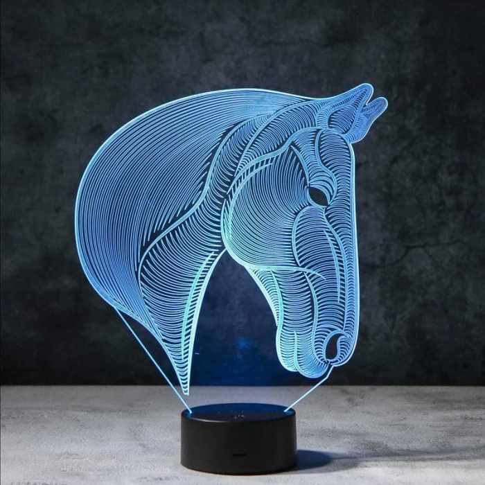 Een stijlvolle 3D-nachtlamp in de vorm van een paardenhoofd, die in zacht blauw licht straalt. Deze lamp geeft elke ruimte een rustgevende en elegante sfeer en is ideaal voor de slaapkamer of als decoratief hoogtepunt in de woonkamer.