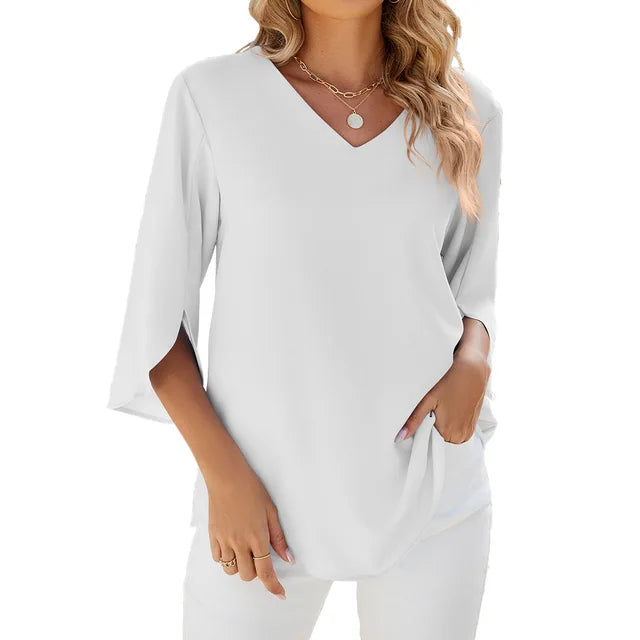 De Heliona blouse, een elegante witte blouse met een stijlvolle V-hals en driekwart mouwen. Deze veelzijdige blouse is ideaal voor zowel een casual als een formele look en biedt een tijdloze uitstraling.