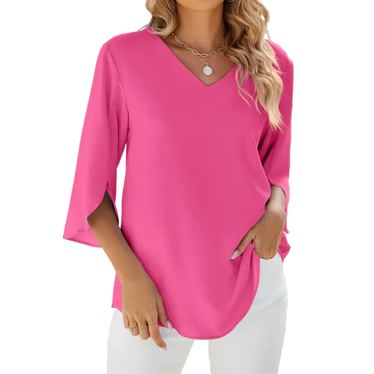 De Heliona blouse, een elegante roze blouse met een flatterende V-hals en stijlvolle driekwart mouwen. Deze veelzijdige blouse straalt vrouwelijkheid uit en is perfect voor zowel casual als formele gelegenheden.