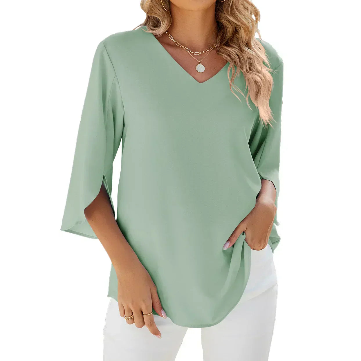De Heliona blouse, een elegante mintgroene blouse met een verfijnde V-hals en stijlvolle driekwart mouwen. Deze veelzijdige blouse biedt een frisse en tijdloze look, ideaal voor zowel casual als formele gelegenheden.