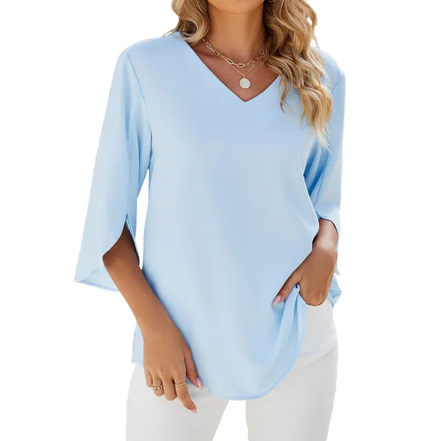 De Heliona blouse, een elegante lichtblauwe blouse met een flatterende V-hals en driekwart mouwen. Deze veelzijdige blouse is perfect te combineren voor zowel casual als formele outfits.