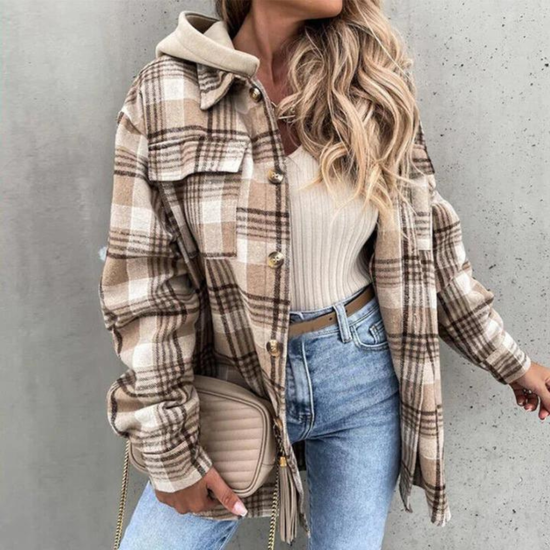 Henco trendy jas in beige-bruine ruitprint. Deze warme jas heeft een casual oversized pasvorm en is perfect voor het najaar. De jas combineert moeiteloos met een lichte top en jeans voor een stijlvolle, dagelijkse look.