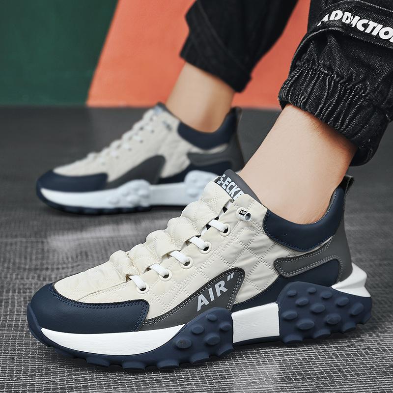 Afbeelding van de HerlevenX sneakers in een moderne combinatie van wit en marineblauw. Deze dynamische en comfortabele schoenen hebben een opvallende zool met noppenprofiel voor uitstekende grip en stabiliteit. Het ademende bovenwerk en de stevige constructie bieden optimaal draagcomfort, ideaal voor sportieve en casual looks. De stijlvolle kleuren en unieke details geven de sneakers een trendy en eigentijdse uitstraling.