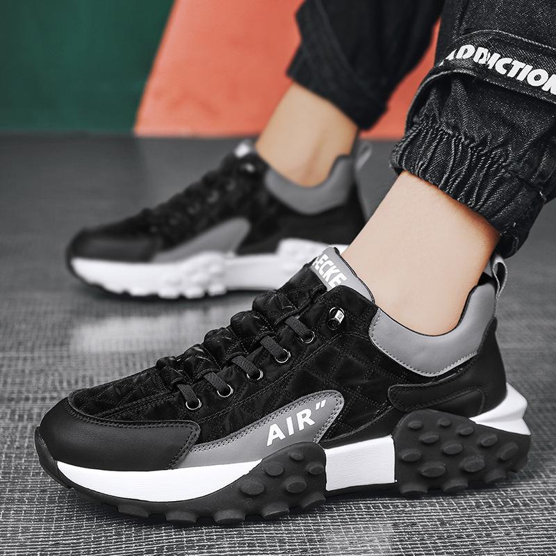 Afbeelding van de HerlevenX sneakers in een stijlvol zwart-grijs ontwerp. Deze dynamische en comfortabele schoenen hebben een robuuste zool met noppenprofiel voor uitstekende grip en stabiliteit. Het moderne design combineert ademend materiaal met een stevige constructie, ideaal voor sportieve en casual looks. De opvallende details en contrasterende zolen geven de sneakers een trendy uitstraling.