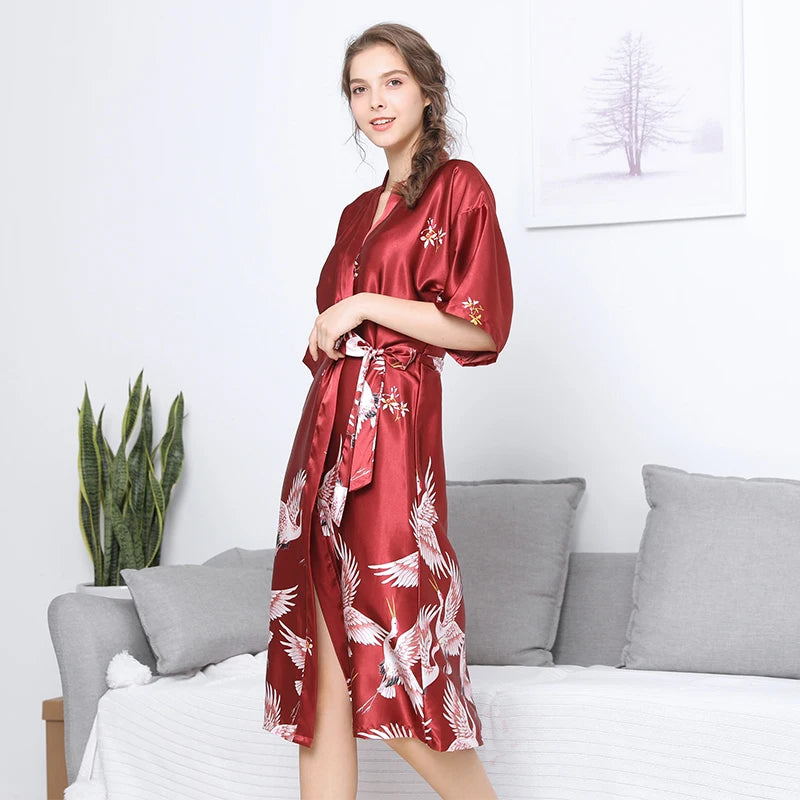 Seraphina Zwarte Zomerse Satijnen Kimono Badjas Damesjurk