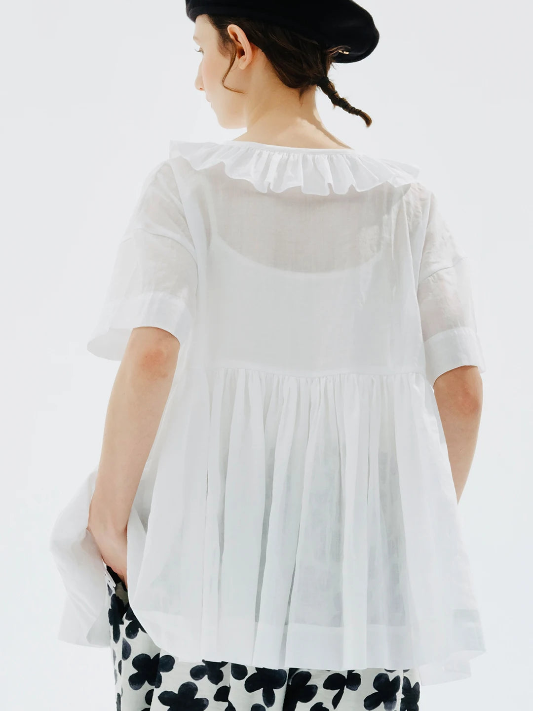 Blouse d'été élégante brillante du soleil