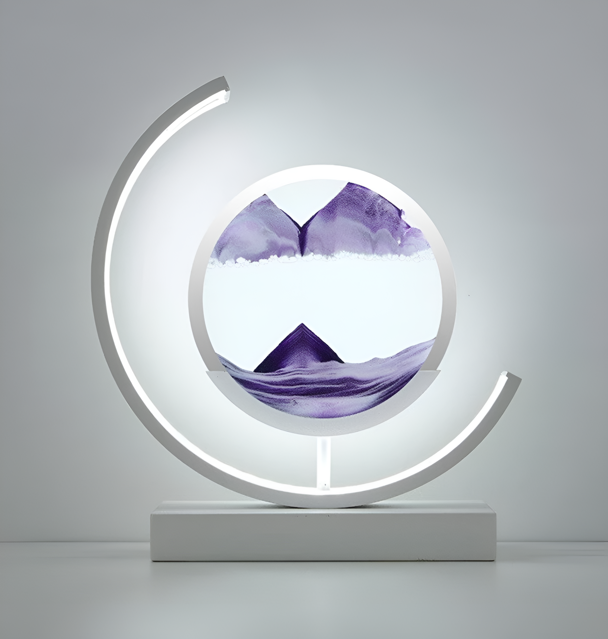 Jolume LED lamp met een elegante paarse zandglobe in een modern ontwerp, verlicht door een gebogen lichtsysteem.