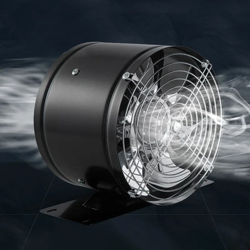 Een zwarte luchtventilator met een metalen rooster die krachtige luchtstroom produceert, zichtbaar door de beweging van de lucht rondom de ventilator. Het ontwerp is compact en efficiënt, ideaal voor verschillende toepassingen zoals keukens of werkruimtes.