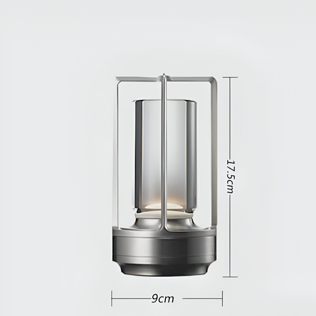 De Jovien waterbestendige lamp wordt getoond met precieze afmetingen: 17,5 cm in de hoogte en 9 cm in de breedte. Het slanke ontwerp heeft een transparant glazen hart in een beschermend metalen frame en biedt een moderne en duurzame verlichtingsoplossing.