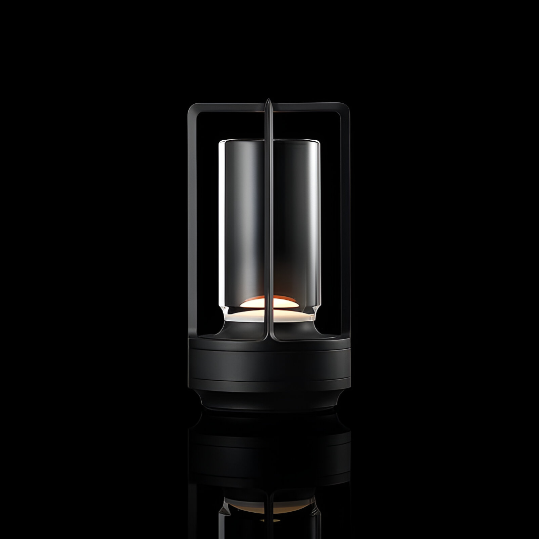 Jovien waterdichte lamp met een moderne zwarte afwerking, die een warme gloed uitstraalt, ideaal voor buitengebruik of in vochtige omgevingen. Het strakke ontwerp biedt een stijlvolle uitstraling en duurzaamheid.