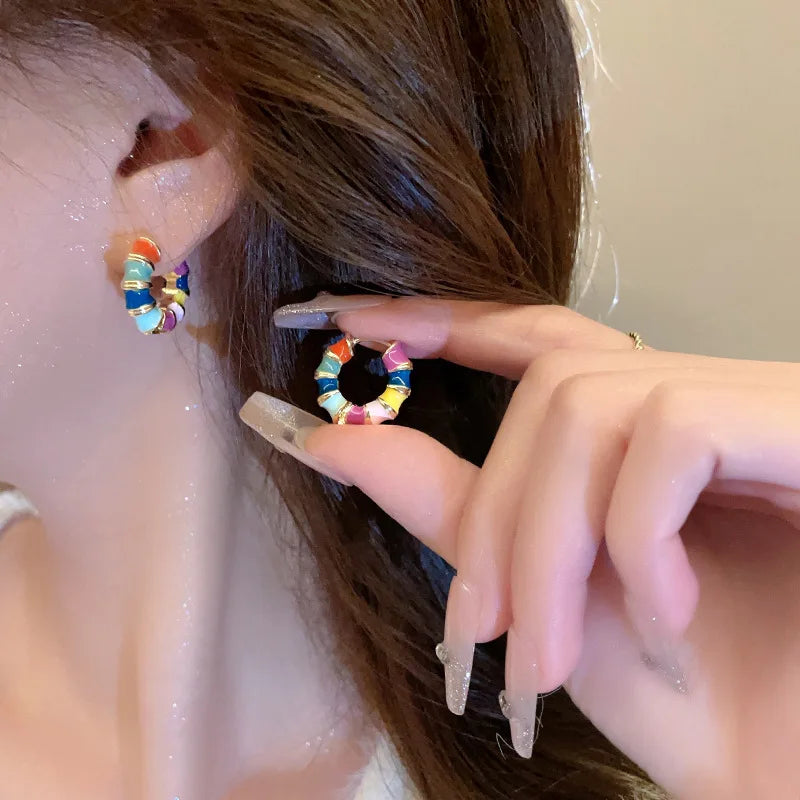 Pendientes Retro de Esmalte Dorado