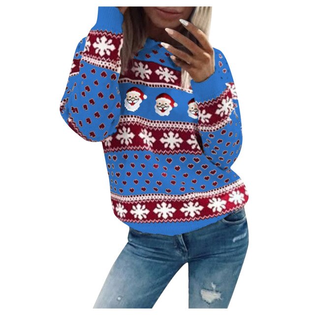 Model draagt een Kardora casual trui in levendig blauw met kerstmotief. De trui is versierd met kerstmannen, sneeuwvlokken en hartjes, wat zorgt voor een speelse en feestelijke uitstraling. Perfect voor de winterperiode en kerstvieringen. Gecombineerd met een jeans voor een relaxte en modieuze look.