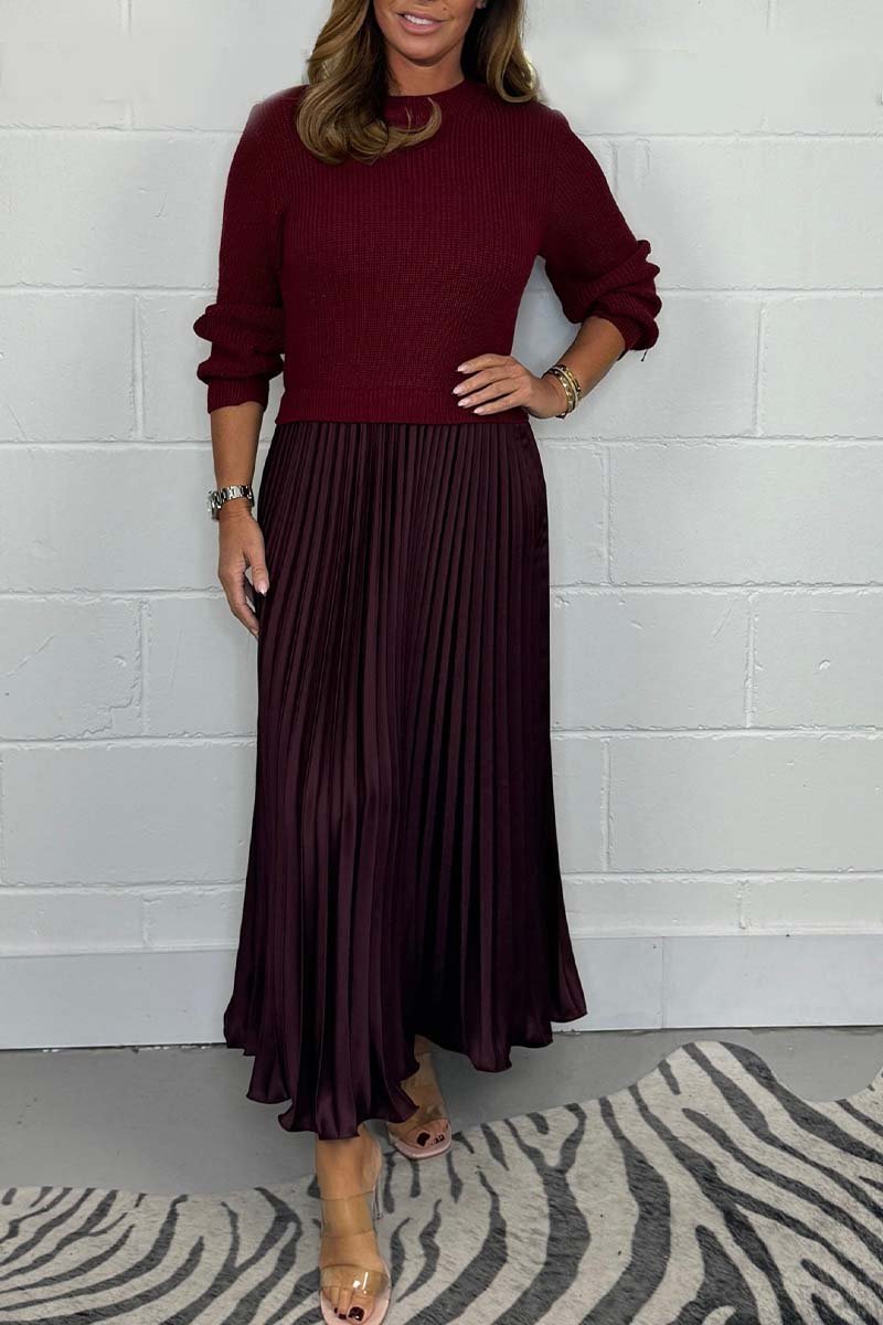 Een elegante tijdloze pleated jurk van Kendra, met een bordeauxrode trui-top en een vloeiende plissé rok in een diepe bordeauxkleur. De jurk biedt een verfijnde uitstraling, ideaal voor zowel formele als casual gelegenheden.