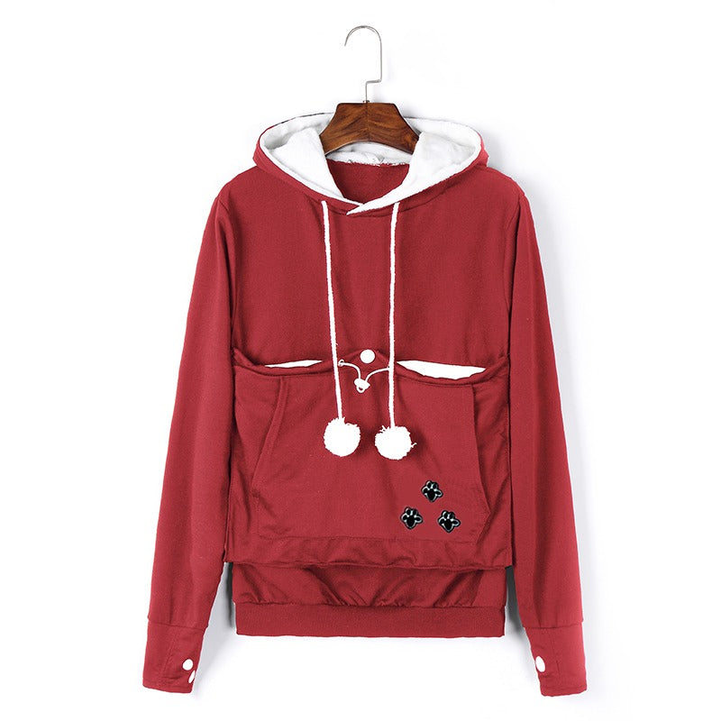 De Klaassen hoodie, een trendy rode hoodie met witte details, uitgerust met een praktische buidelzak en decoratieve pootafdrukken. Ideaal voor huisdierenliefhebbers of een comfortabele en stijlvolle casual outfit.