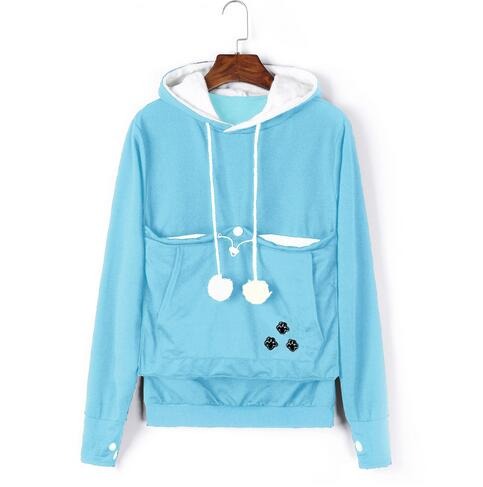 De Klaassen hoodie in helderblauw, een trendy en comfortabele trui met een zachte buidelzak. Uitgerust met witte pompons en zwarte pootafdrukdetails, perfect voor een casual en stijlvolle look.