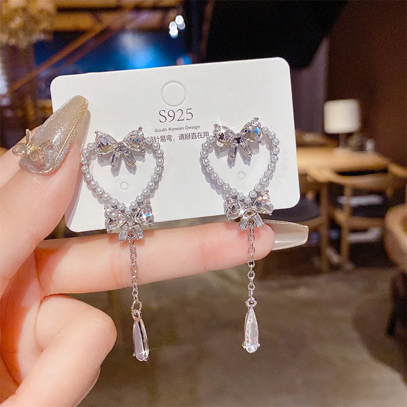 Encantadora Moda Coreana Dulce Perla Pendientes de Corazón Hueco