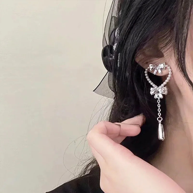 Encantadora Moda Coreana Dulce Perla Pendientes de Corazón Hueco