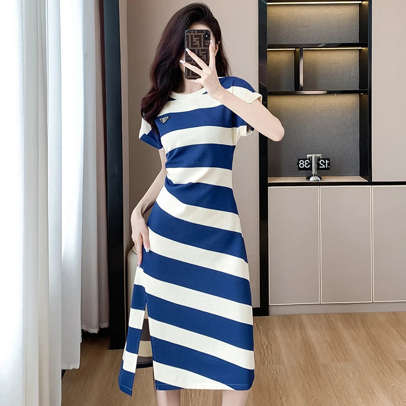Klassisches gestreiftes Midi-Split-Kleid von Luna Elegance