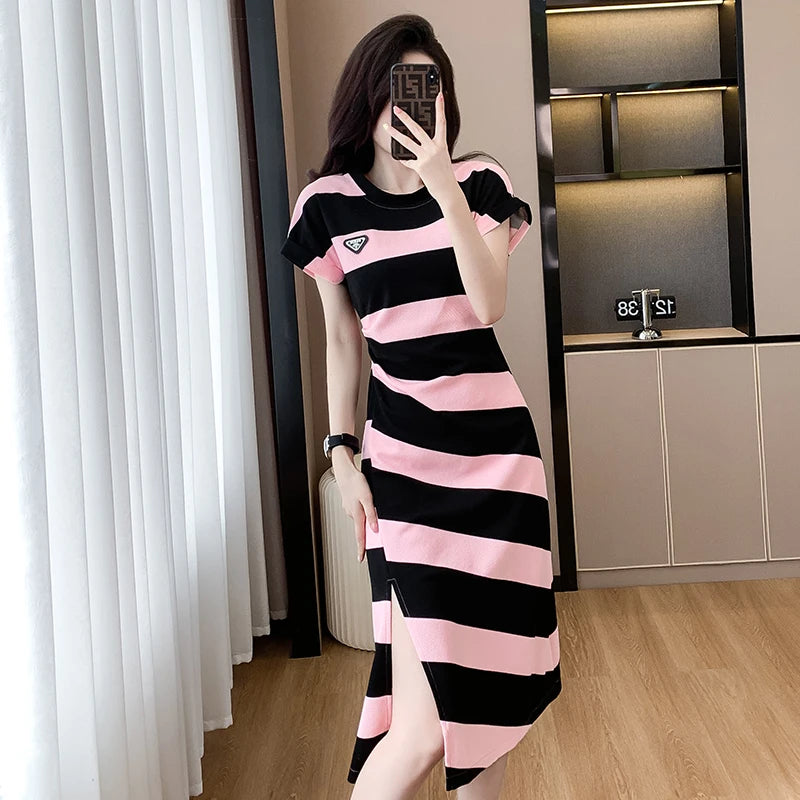 Klassisches gestreiftes Midi-Split-Kleid von Luna Elegance