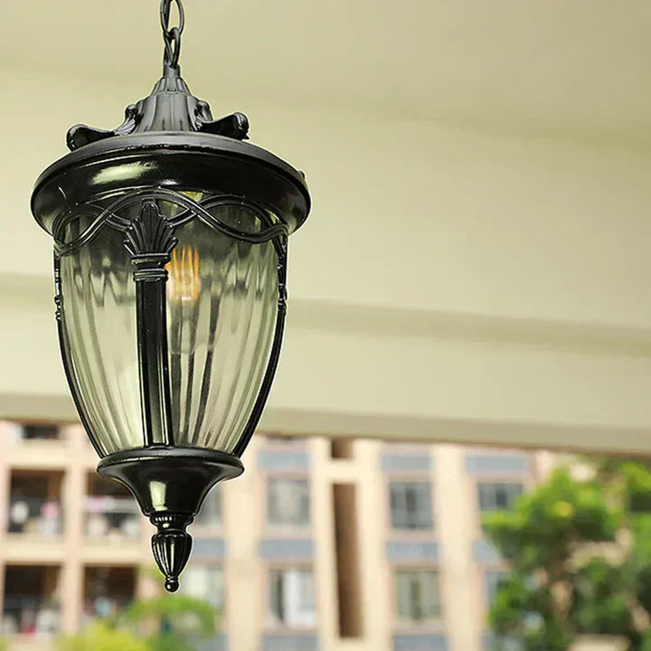 Korenia hangende lantaarn met een elegant zwart design en geribbeld glas. Ideaal voor het verlichten van veranda’s, balkons of entreegebieden. De lantaarn biedt een charmante, klassieke uitstraling die elke buitenruimte verrijkt.