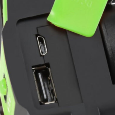 Close-up van de USB- en oplaadpoorten van de Kraag zonne-energie radio. Dit duurzame apparaat biedt meerdere oplaadmogelijkheden voor extra gemak tijdens outdoor activiteiten of noodsituaties.