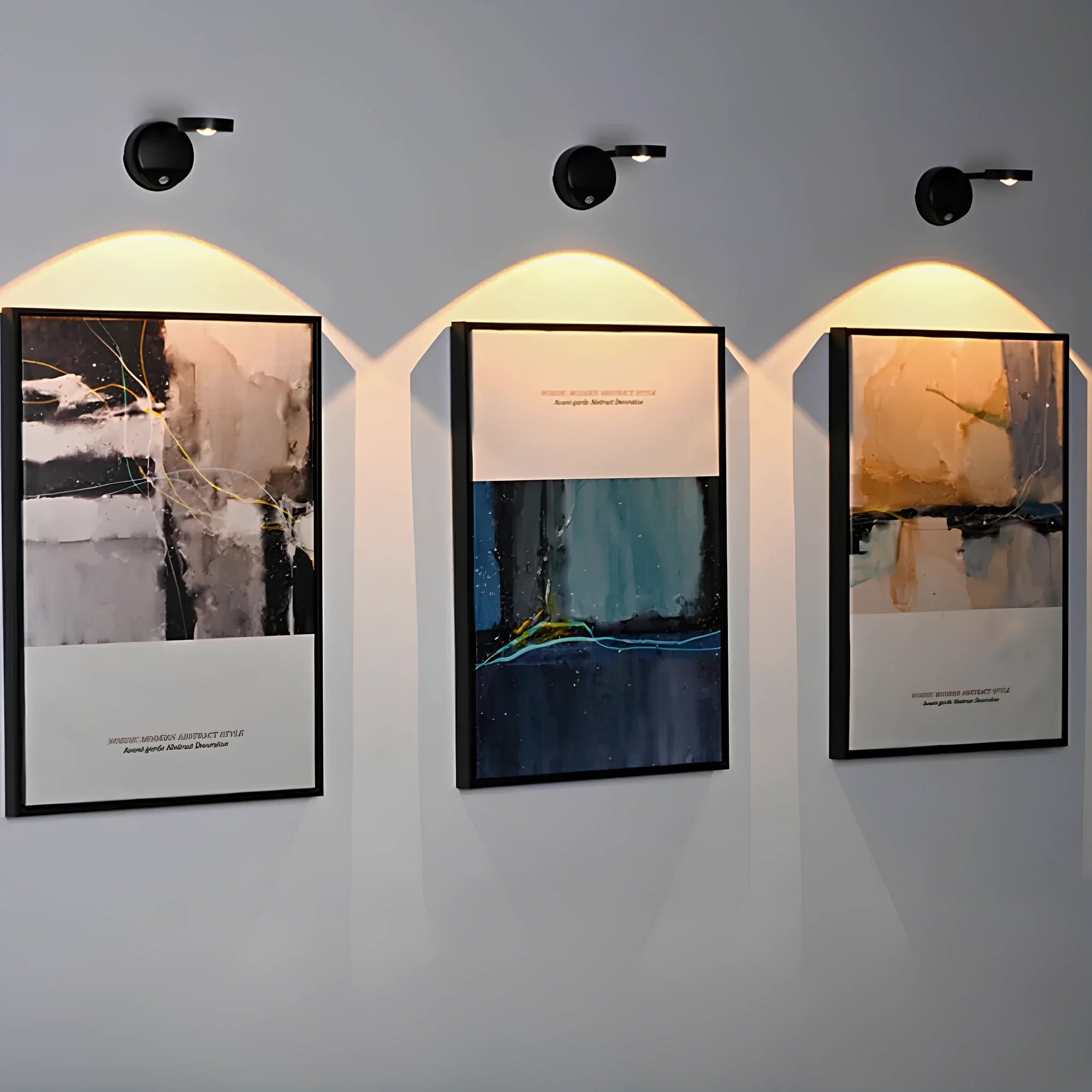 KreativX Motion Spotlight verlicht drie abstracte kunstwerken aan de muur, met sfeervolle, gerichte verlichting die de kleuren en details accentueert.