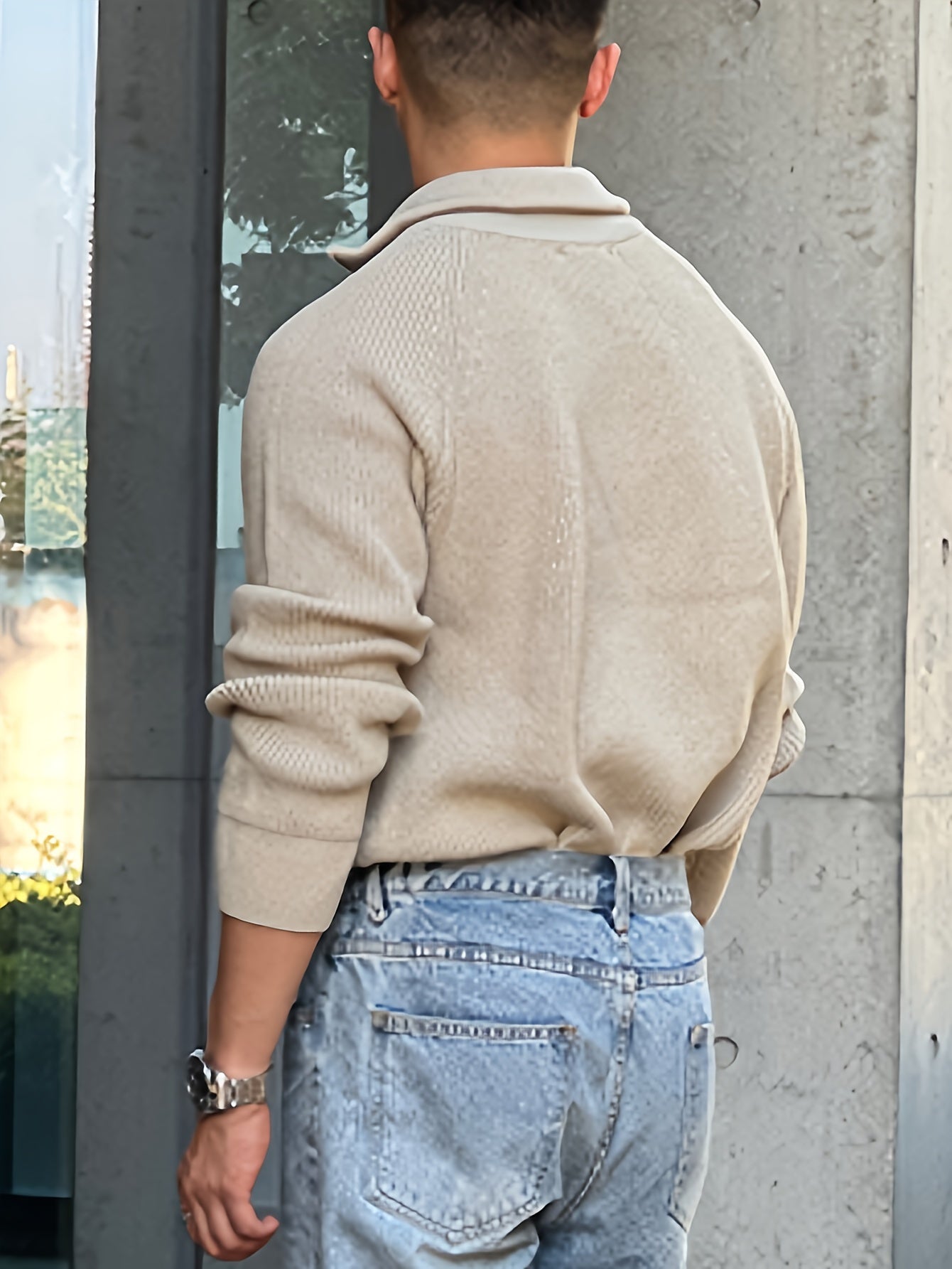 Achteraanzicht van een beige LIVANO heren trui met een geribbelde structuur en ritssluiting bij de hals. De trui wordt gecombineerd met een casual blauwe jeans voor een stijlvolle, comfortabele look.