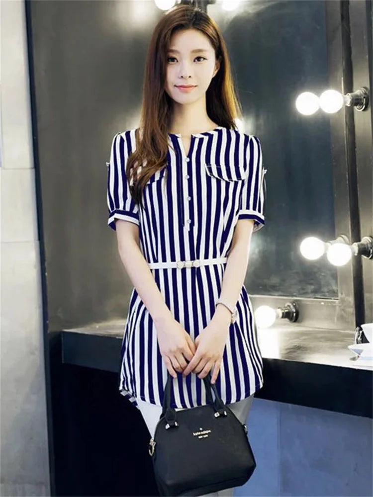 Blusa lunga in chiffon con righe e cintura