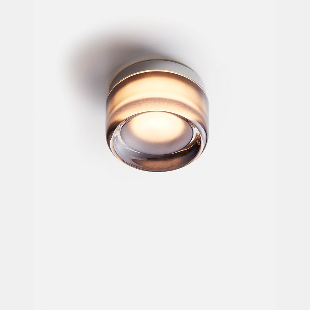 Een close-up van de LichtAura wandlamp, ontworpen met een modern en minimalistisch uiterlijk, die een warme gloed verspreidt. Perfect als sfeervolle verlichting voor een eigentijds interieur.