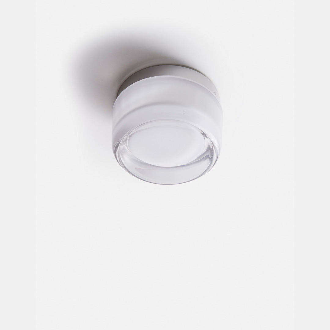 Een strakke close-up van de LichtAura wandlamp in een modern minimalistisch design. De lamp straalt een zachte en warme gloed uit, ideaal om een stijlvolle en rustgevende sfeer te creëren in elk interieur.