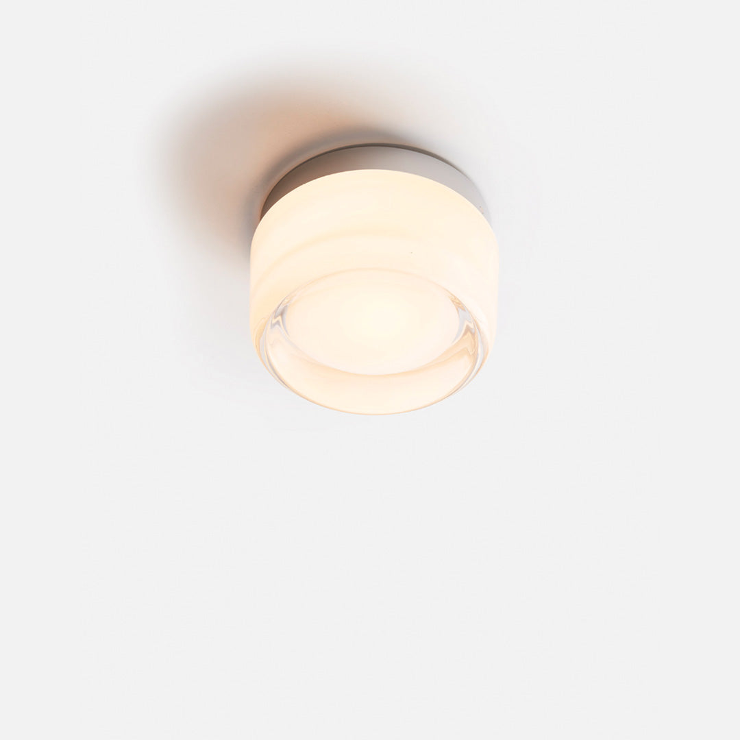Een minimalistische en elegante LichtAura wandlamp die een warme gloed uitstraalt. Perfect voor het creëren van een uitnodigende en moderne sfeer in uw woonruimte.