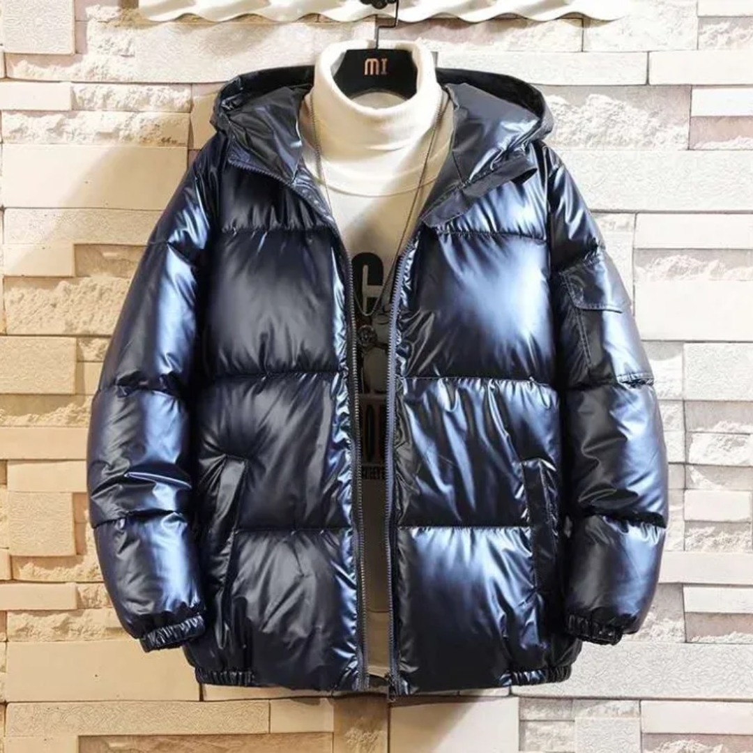 Linnora Winterjas Puffer in glanzend donkerblauw. Deze gewatteerde jas met capuchon combineert stijl en functionaliteit, perfect voor de koude winterdagen. Modern ontwerp met een warme, comfortabele pasvorm.