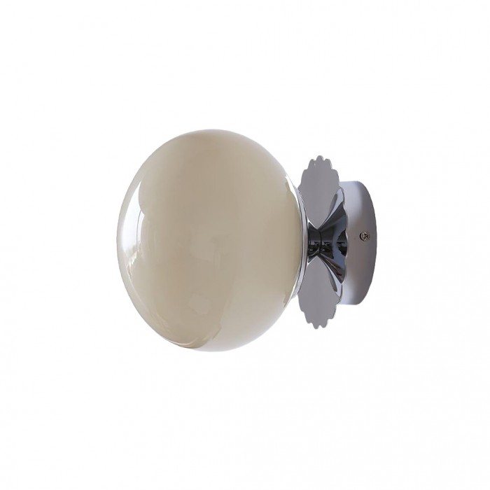 Lira hanglamp met een crèmekleurige glazen bol en een chroomkleurige wandbevestiging. Deze lamp combineert een strak design met een vleugje vintage uitstraling. Ideaal voor sfeervolle verlichting in woonkamers, gangen of boven nachtkastjes.