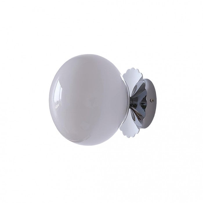 Lira hanglamp met een witte glazen bol en een glanzende chroomkleurige wandbevestiging. De lamp straalt een tijdloze elegantie uit en is perfect voor moderne en klassieke interieurs. Ideaal voor gebruik in gangen, woonkamers of als sfeerverlichting in slaapkamers.