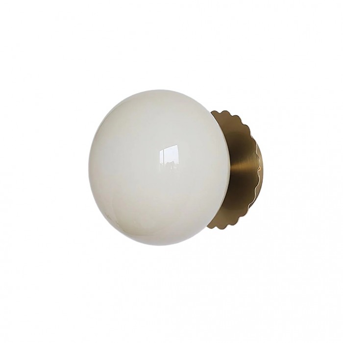 Lira hanglamp met een witte glazen bol en een goudkleurige wandbevestiging. De lamp straalt een subtiele elegantie uit en voegt een luxe uitstraling toe aan elke ruimte. Perfect voor gebruik in gangen, woonkamers of slaapkamers.